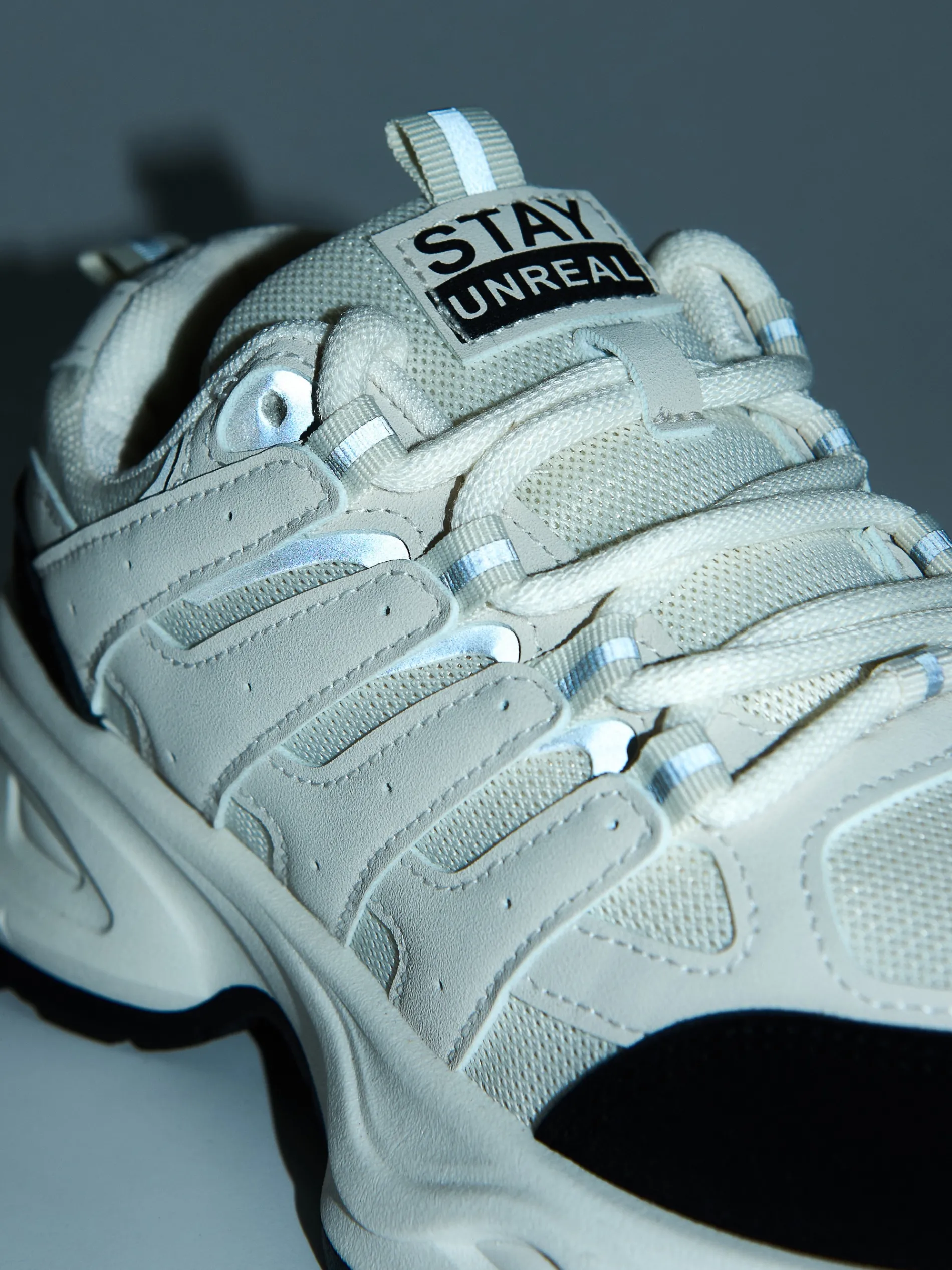 Cropp Sneakersy*Beżowe sneakersy z odblaskowymi elementami