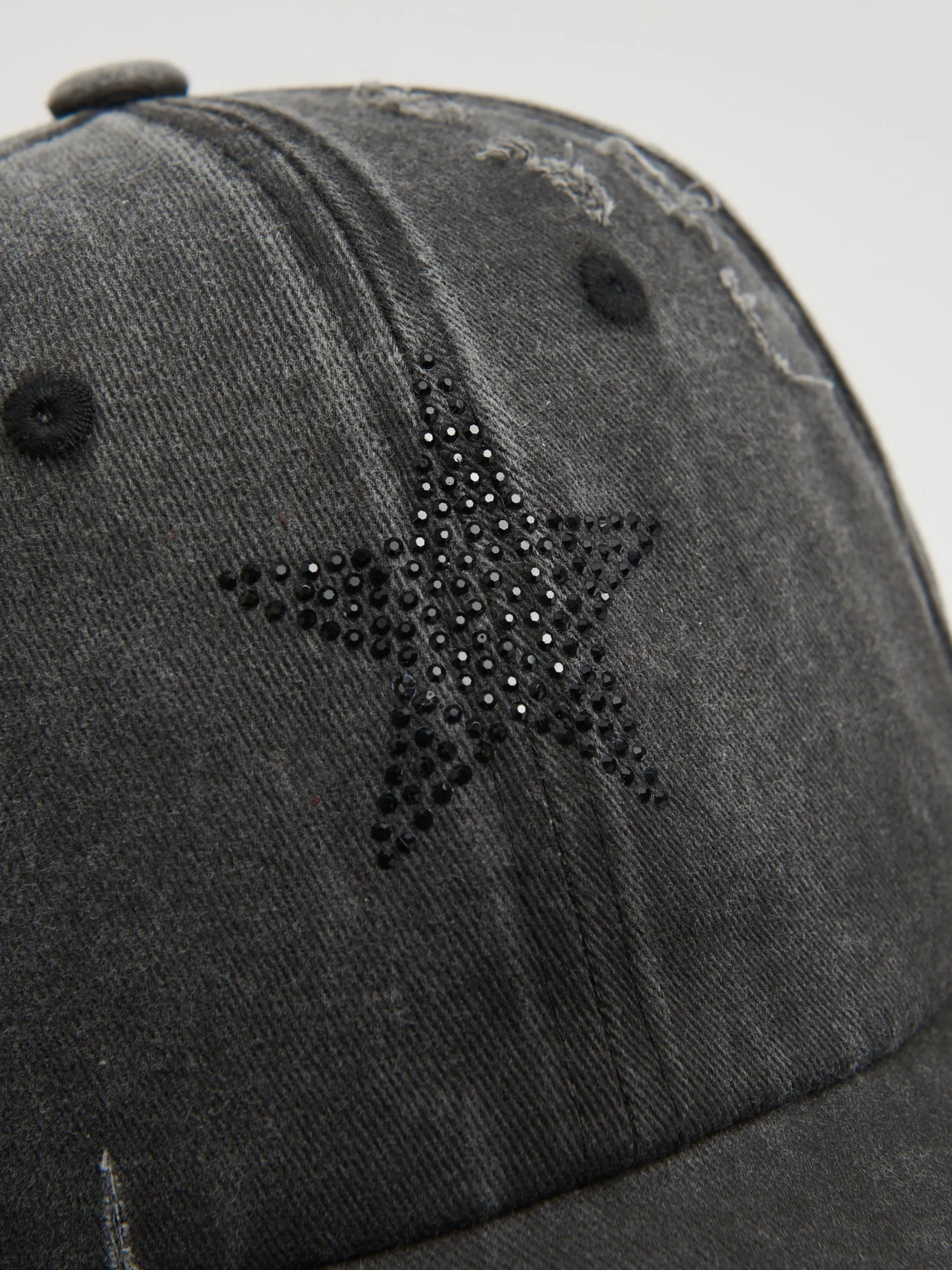 Cropp Czapki*Czapka z daszkiem z aplikacją i przetarciami