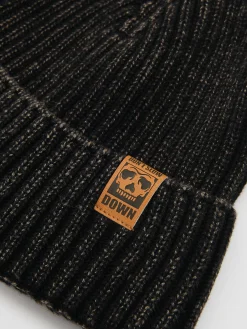 Cropp Czapki*Czarna czapka beanie z naszywką