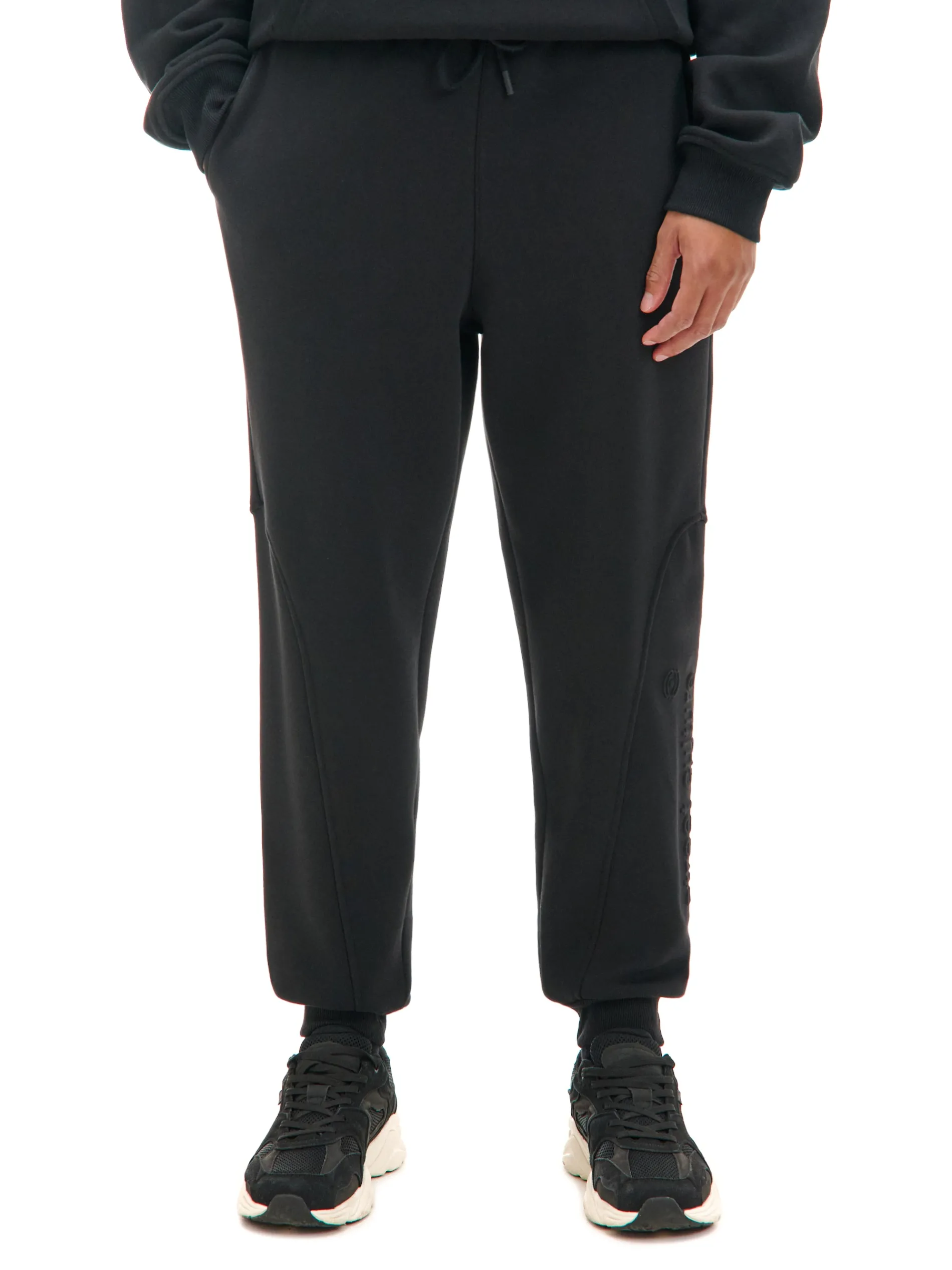 Cropp Spodnie*Czarne dresowe joggery z nadrukiem na nogawce