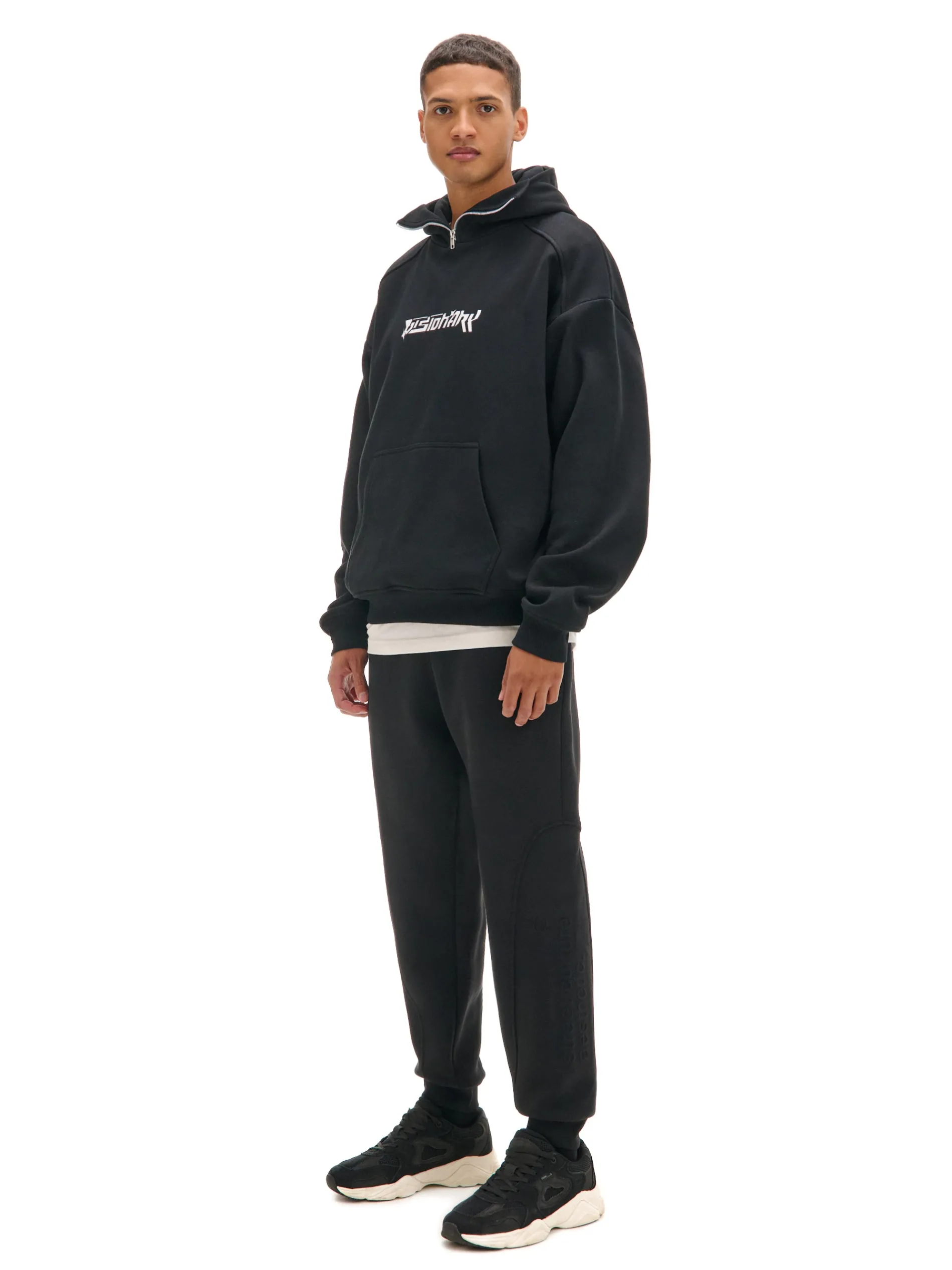 Cropp Spodnie*Czarne dresowe joggery z nadrukiem na nogawce