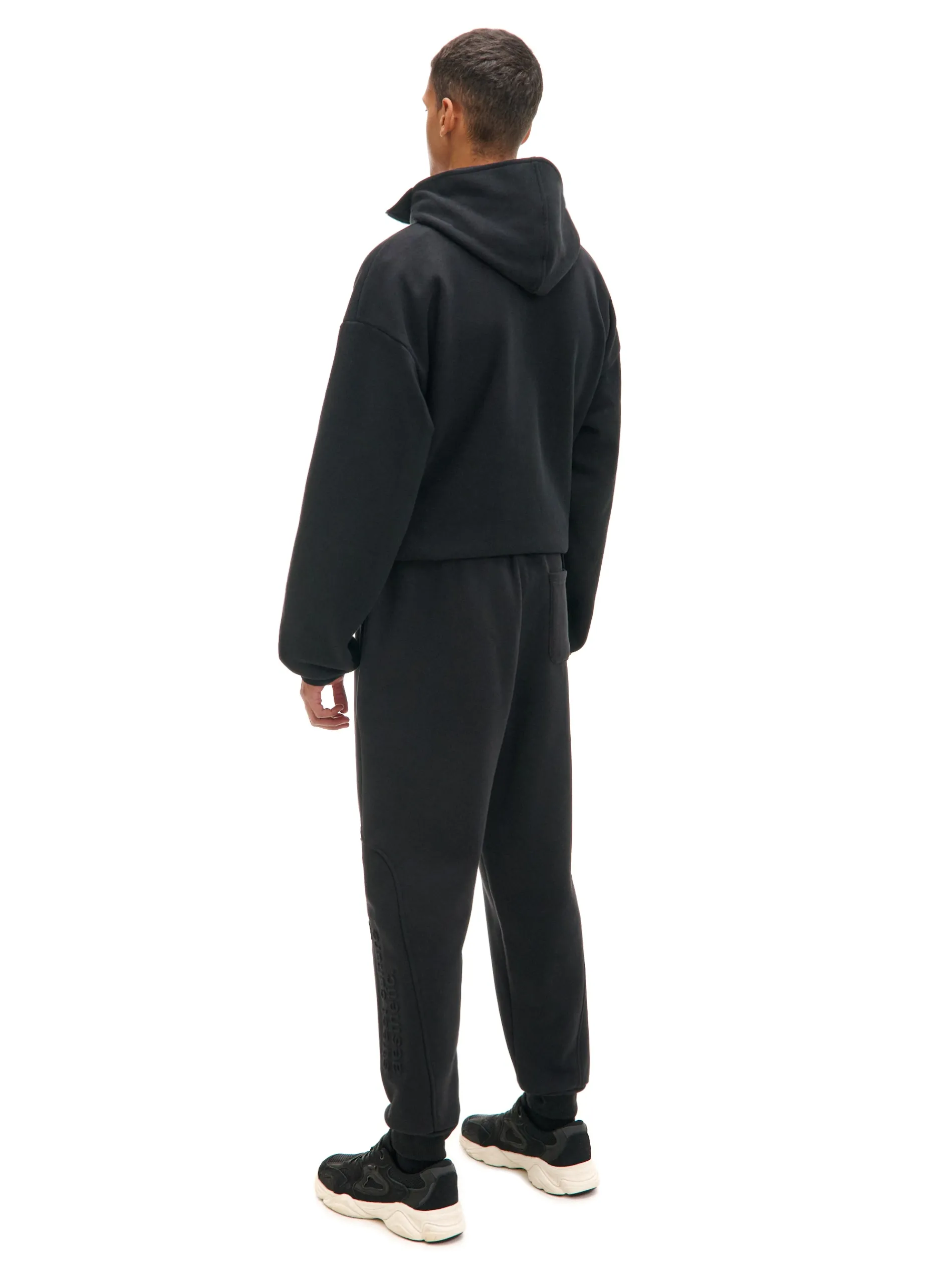 Cropp Spodnie*Czarne dresowe joggery z nadrukiem na nogawce