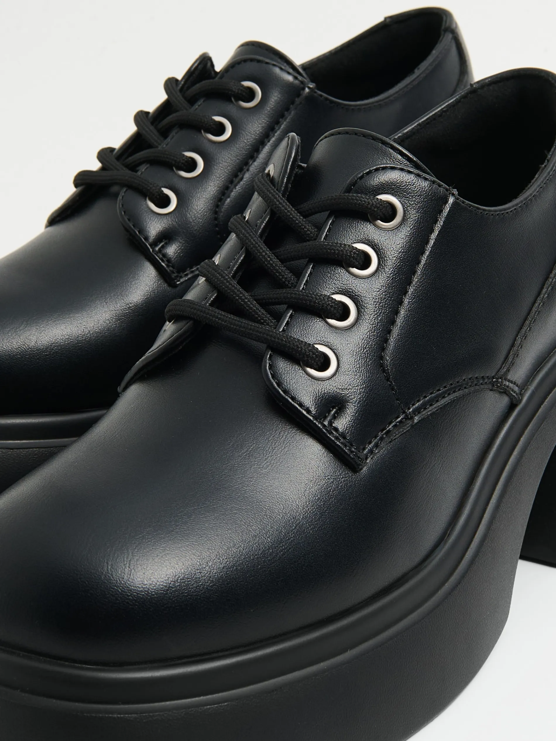 Cropp Półbuty*Czarne loafersy z imitacji skóry