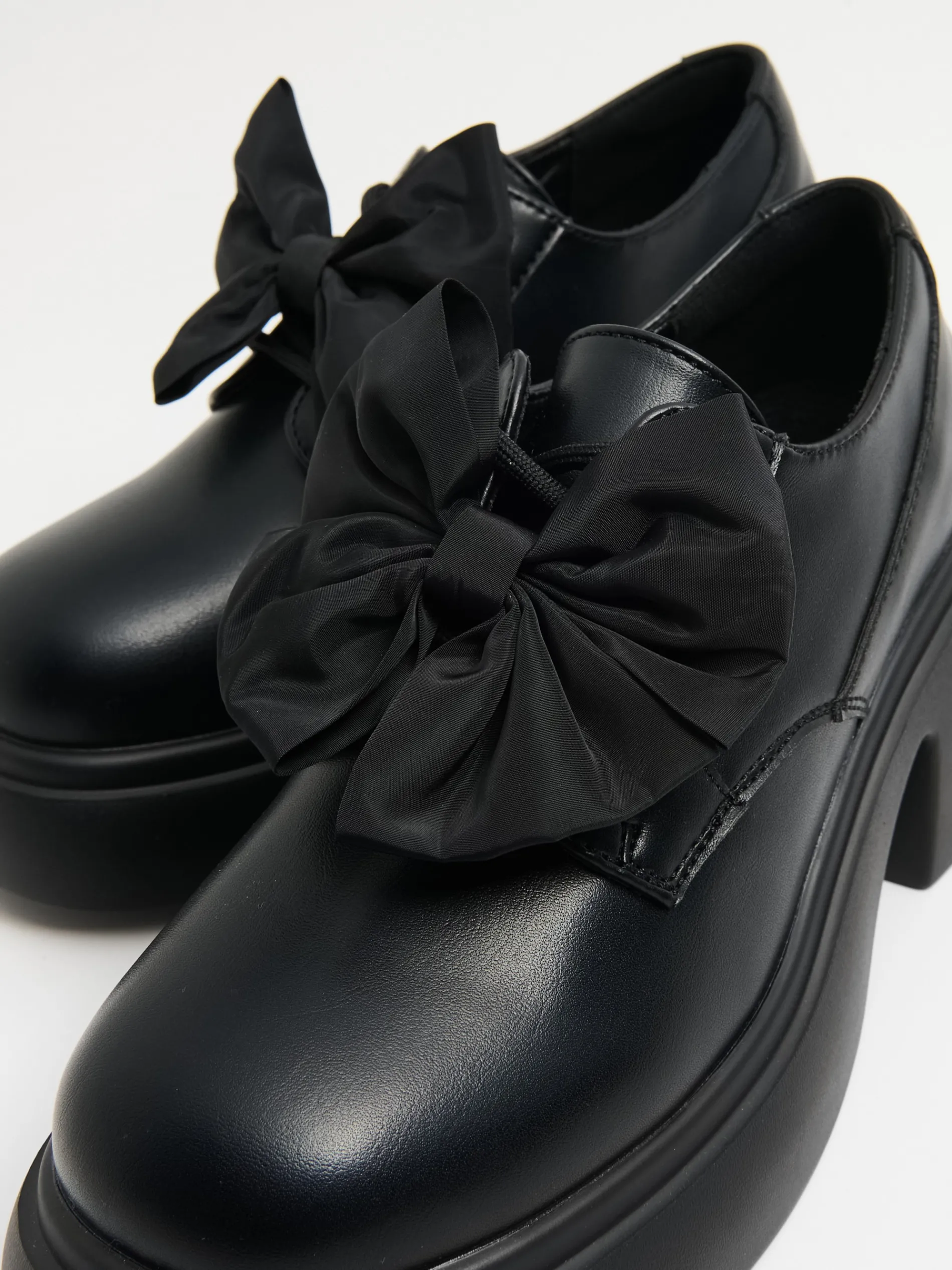 Cropp Półbuty*Czarne loafersy z kokardami