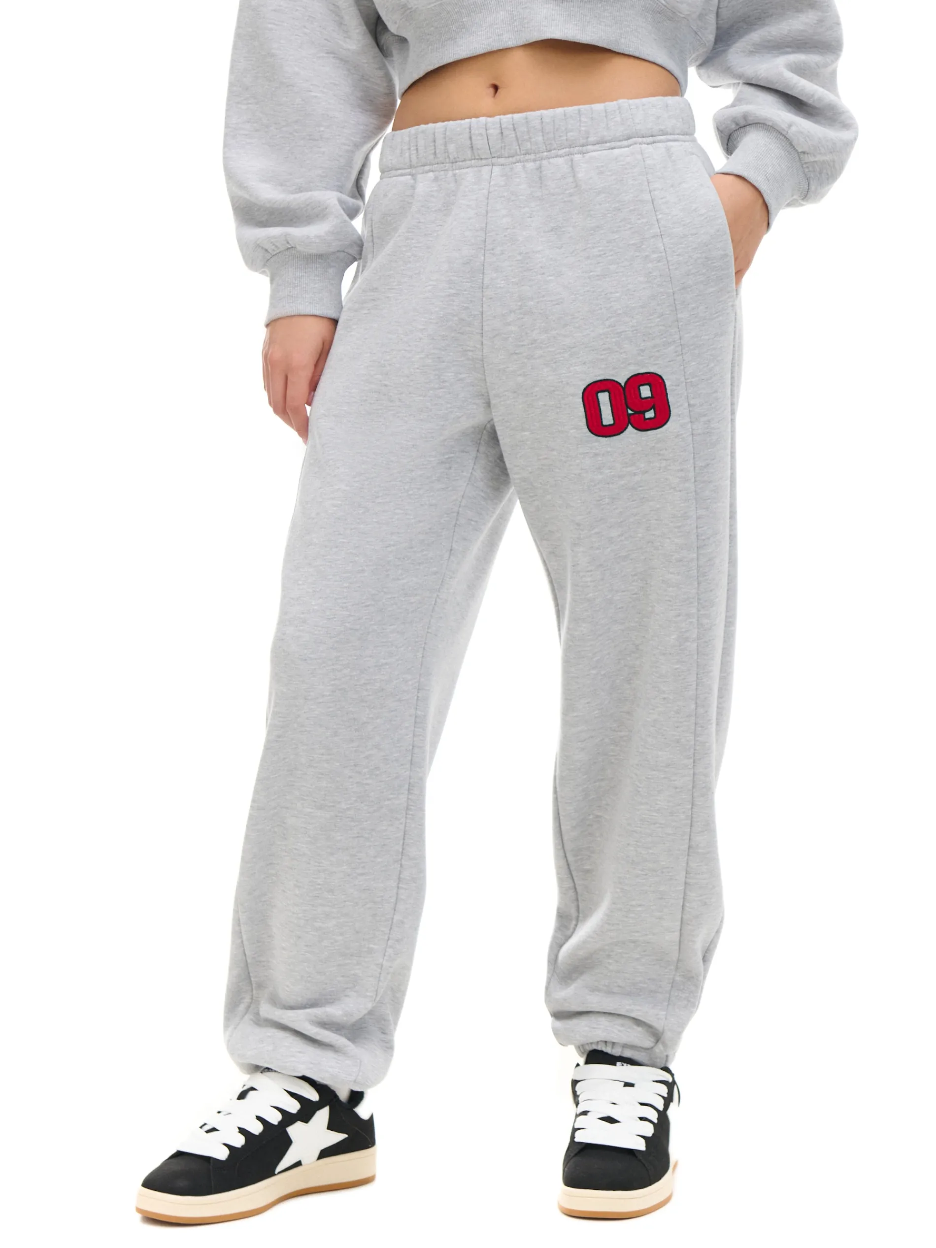 Cropp Spodnie|Sety*Jasnoszare dresowe joggery z naszywką