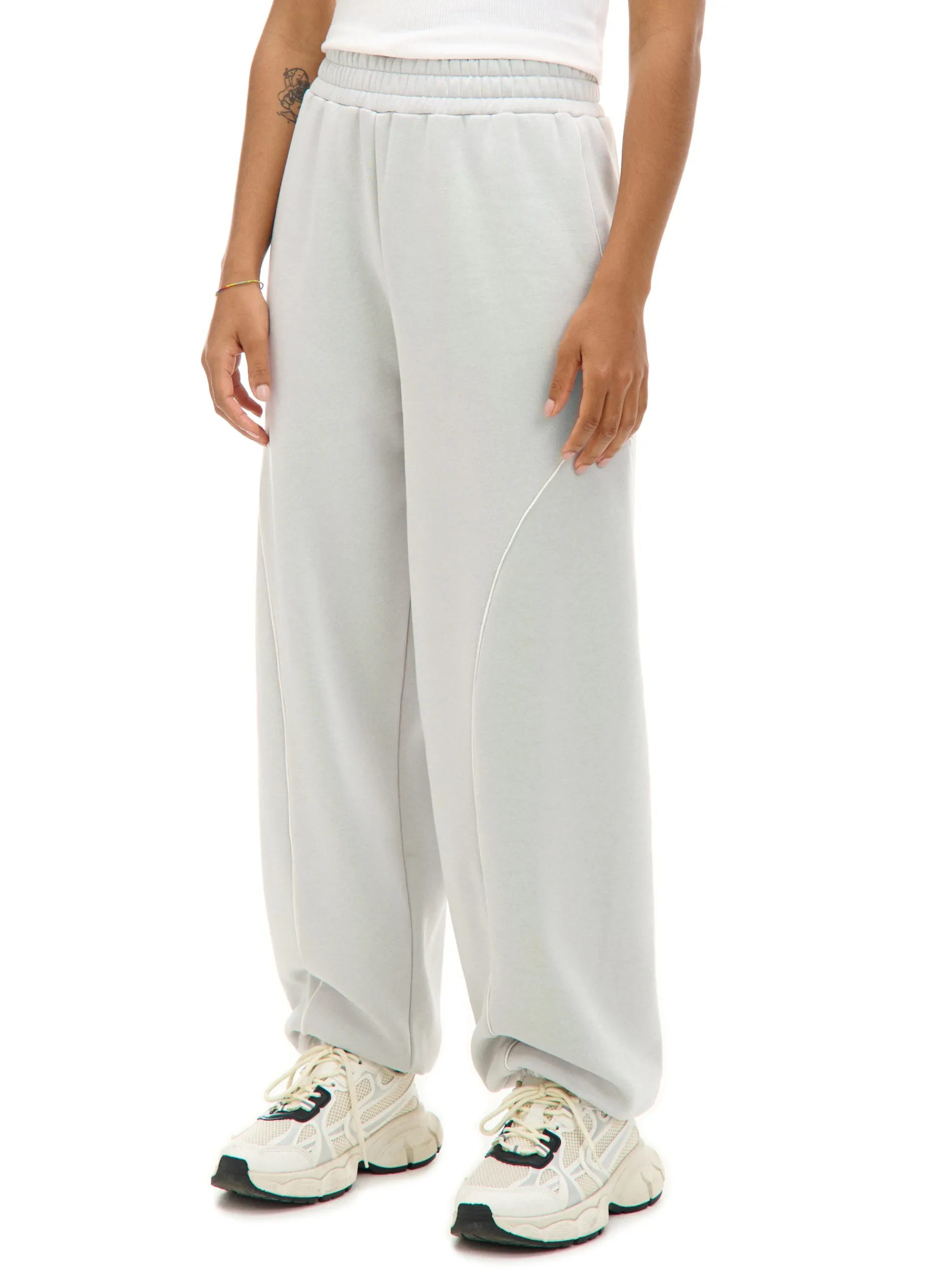 Cropp Spodnie*Jasnoszare dresowe joggery z naszywkami