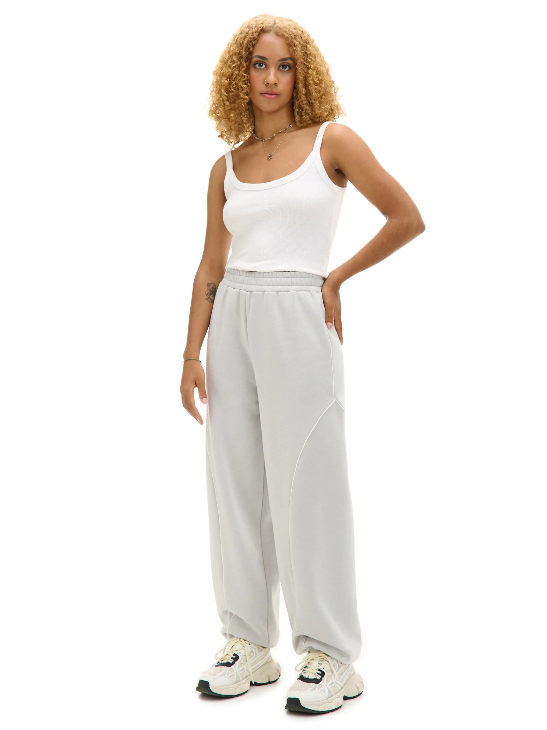 Cropp Spodnie*Jasnoszare dresowe joggery z naszywkami